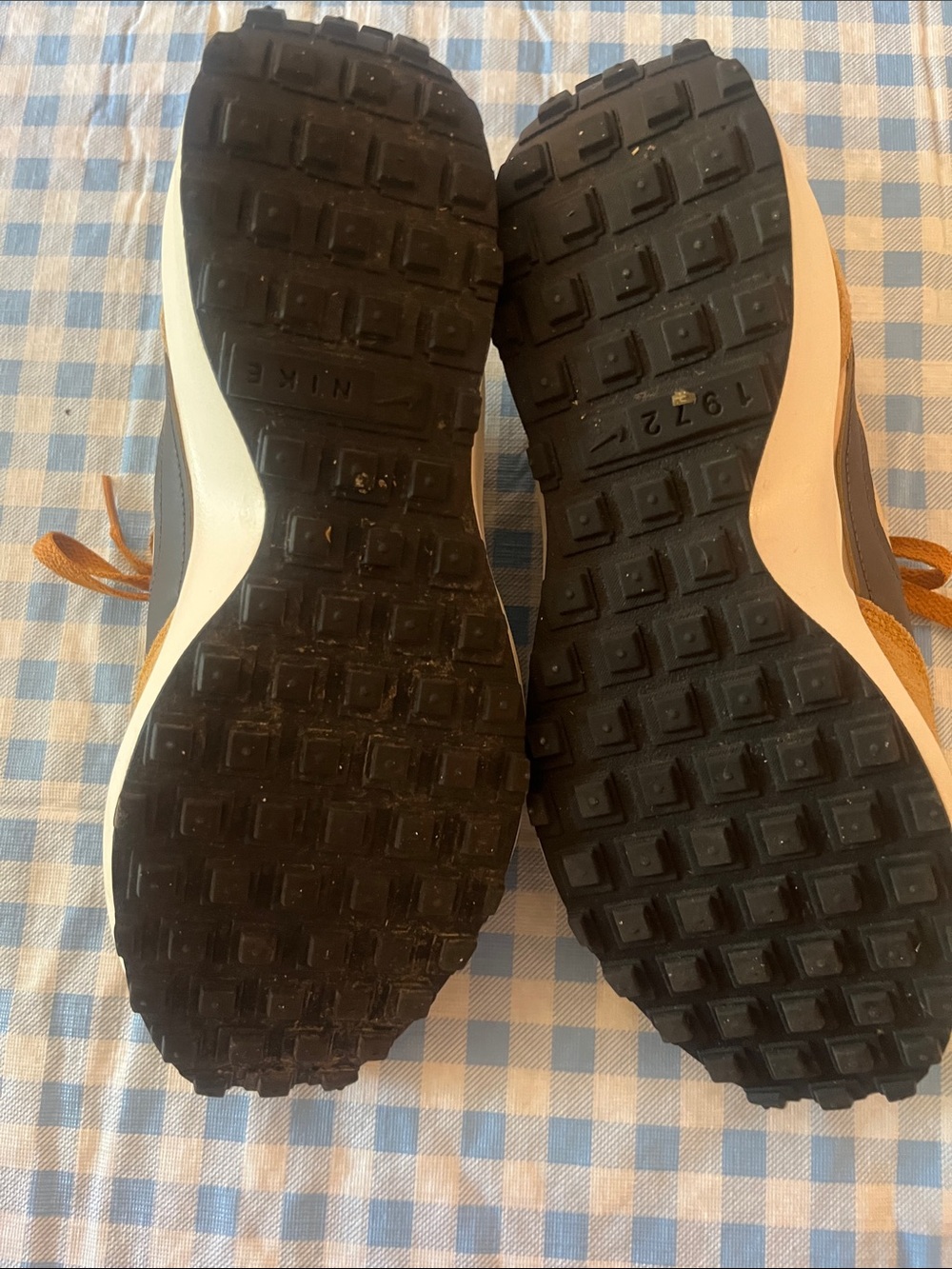 Nike women’s Waffle debut sneakers “ sesame colorway - Picture 5 of 6